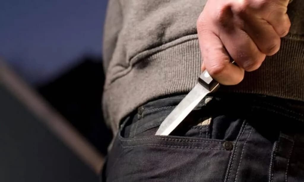 Пафос: В результате кровавого инцидента мужчина ранил ножом 25-летнего