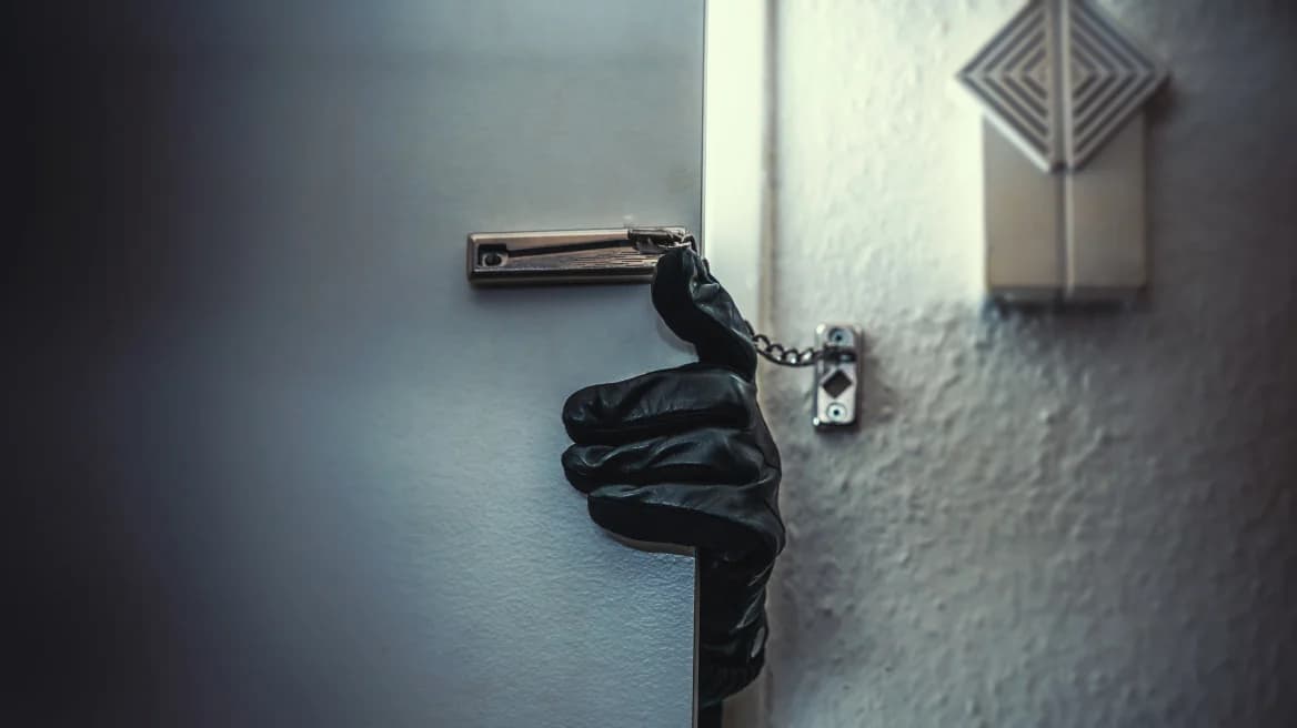 Film-like Robbery: Homeowner and Maids Locked Up at Home