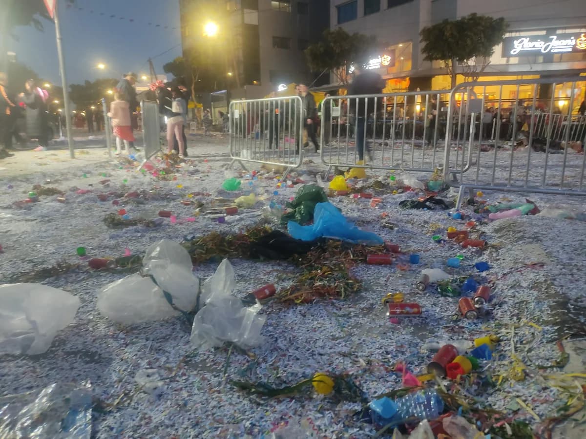 Consecuencias del Desfile del Carnaval de Limassol: Aerosol, serpentinas y limpieza