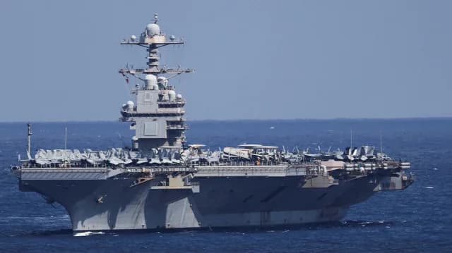 Flugzeugträger USS Gerald Ford tankt auf dem Weg zum Persischen Golf in der Souda-Bucht