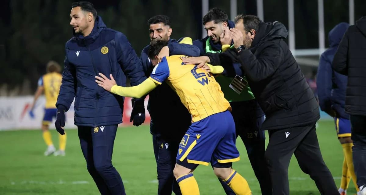Paroutis Eifrig auf Tor mit AEL