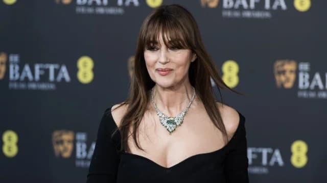 Η Μόνικα Μπελούτσι εντυπωσίασε στα βραβεία BAFTA στο Λονδίνο