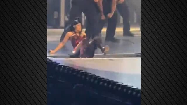 Cardi B Sufre un Incidente en el Escenario: Cae por una Trampilla
