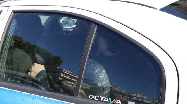 Суд над менеджером моделей отложен за неповиновение и опасное вождение