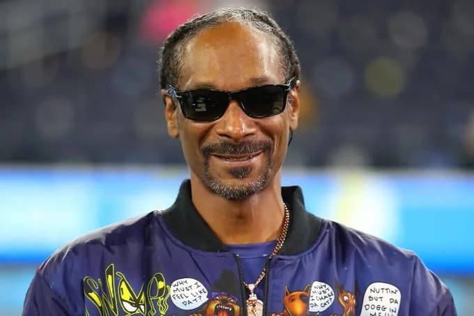 Snoop Dogg causa revuelo en Swansea: 'Olía a hierba por todas partes'