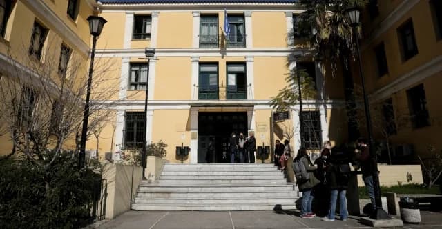 Pareja arrestada con cuchillos en los tribunales de Evelpidon