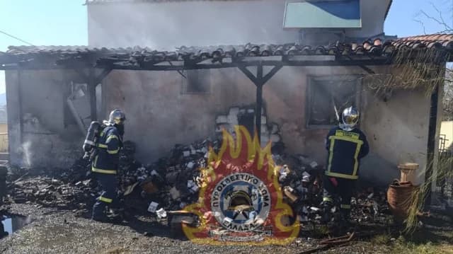 Υπό έλεγχο η πυρκαγιά σε σπίτι στο Λουτράκι – Ζημιές