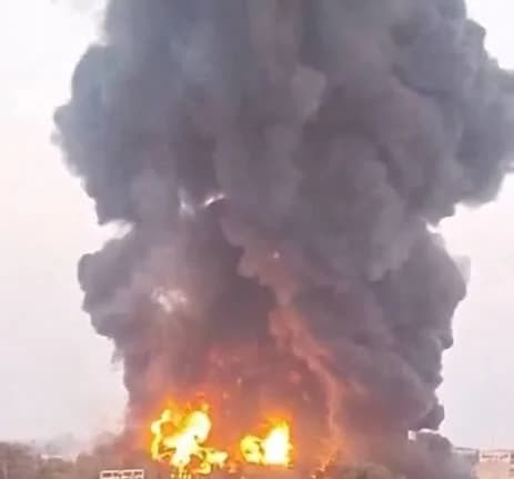 Gran incendio en zona industrial de Irán