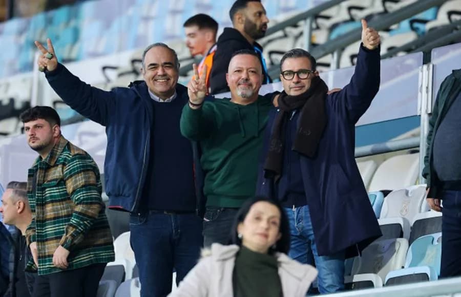 Zenios, Pavlos und Konstantinos im Stadion für Omonia