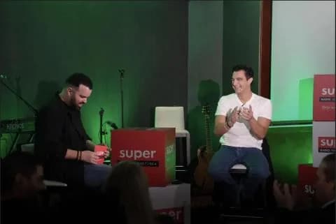 Dimos Anastasiadis 在 Cyta Rewards 呈现的 #SuperLiveUnplugged 演出