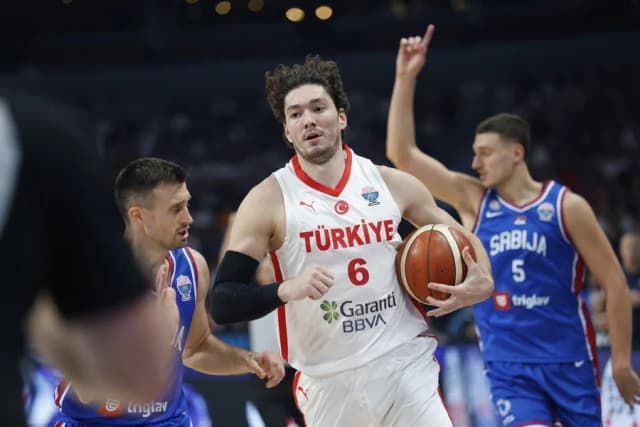 Turquía vence a Serbia 82-78 en Belgrado
