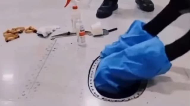 Warum Techniker in Flugzeugtreibstofftanks steigen