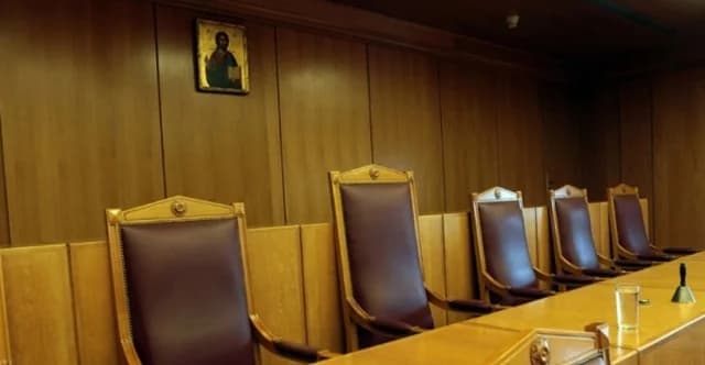 Πειθαρχική έρευνα για δικηγόρο που οπλοφορούσε σε δικαστήριο
