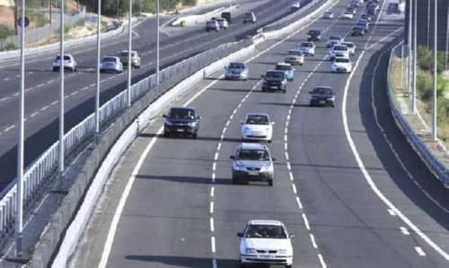 Fahrspur auf Autobahn wegen Bauarbeiten gesperrt