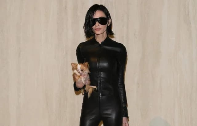 Demi Moore estrena nuevo corte bob de Dimitris Giannetos en el show de Gucci