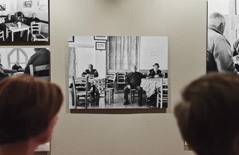 Ausstellung «Kafenes: Geschichten in Schwarzweiß-Bildern» in der Leventis Galerie