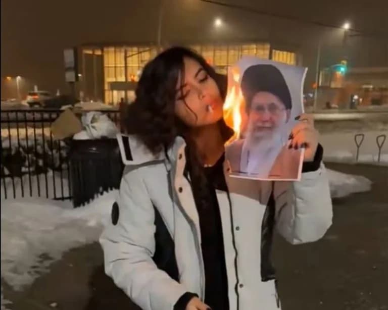 Irán: Mujer iraní se vuelve viral al encender cigarrillo con foto de Jamenei
