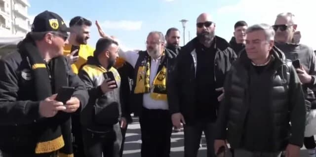 Θερμή υποδοχή για τον Μάριο Ηλιόπουλο από τους οπαδούς της ΑΕΚ στον Βόλο