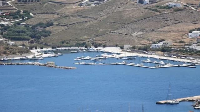 Hallado un hombre muerto en el puerto deportivo de Syros