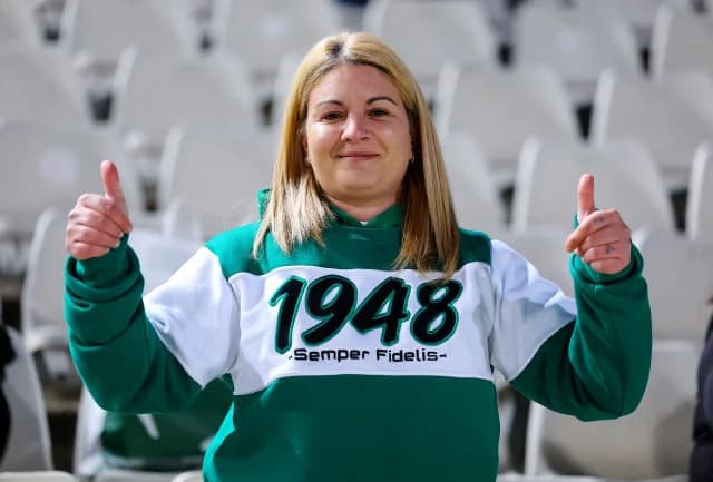 Fotoreportage: Omonia-Fans im GSP-Stadion für das Derby gegen Apollon