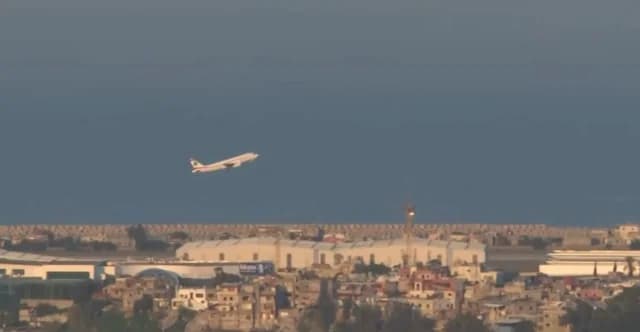 Επιβατικό αεροπλάνο απογειώνεται εν μέσω εκρήξεων στη Βηρυτό (βίντεο)