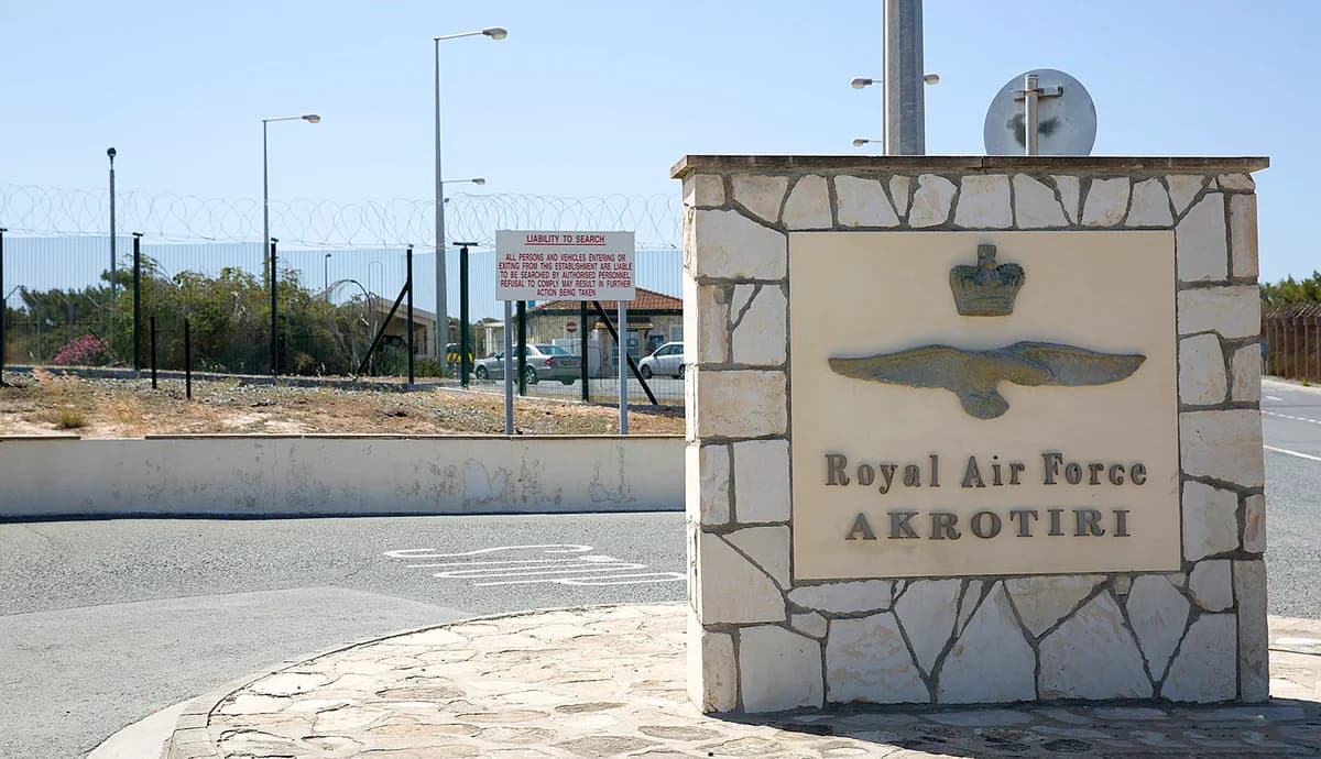 Reino Unido enviará buque de guerra a Chipre para proteger bases