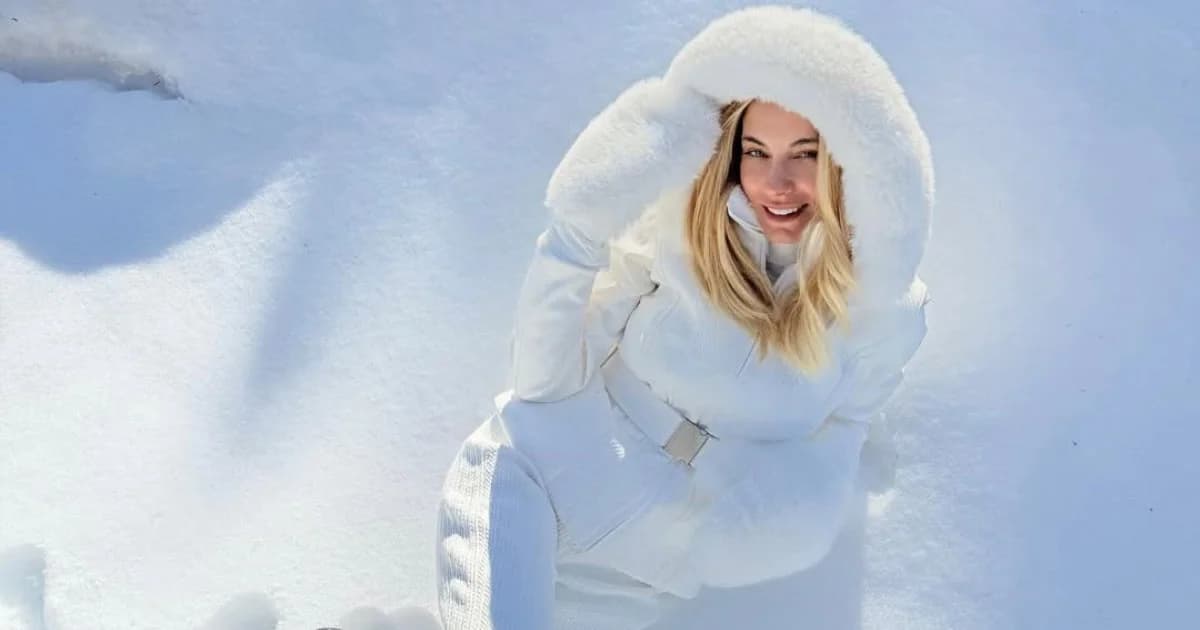 Doukissa Nomikou: Atemberaubend im Schnee mit einem komplett weißen Look