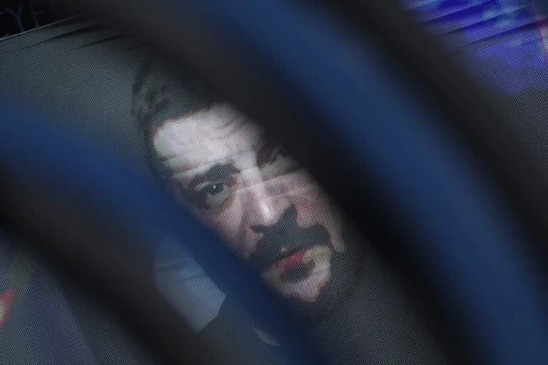 Τραμπ: Πιέζει τον Ζελένσκι για συμφωνία με τη Ρωσία