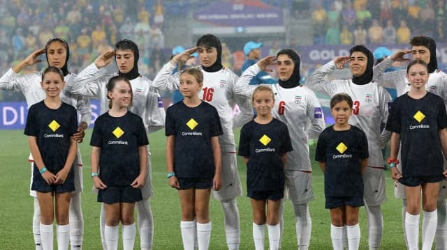 Εθνική Ιράν: Οι ποδοσφαιρίστριες τραγούδησαν τον ύμνο και χαιρέτησαν στρατιωτικά