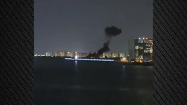 伊朗袭击阿布扎比码头：黑烟视频