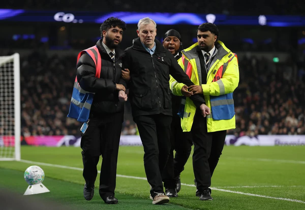 Fan stürmt Platz, Massenexodus bei Tottenham - Crystal Palace