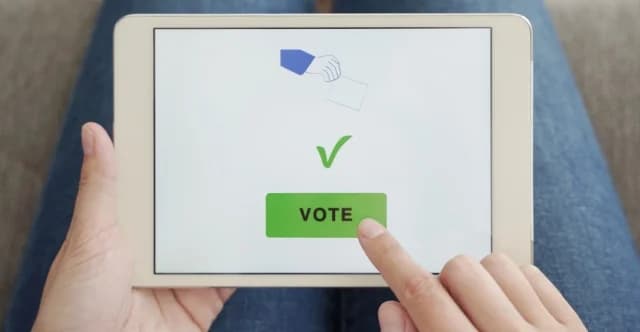 Livanios: Voto electrónico con tabletas en las elecciones locales de 2028
