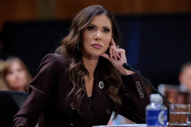 Kristi Noem: Die von Trump gefeuerte Ministerin - Reisen mit ihrem Liebhaber