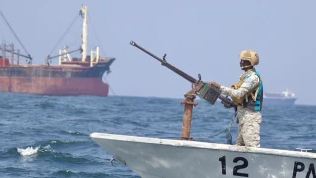 海盗和胡塞武装威胁增加航运风险