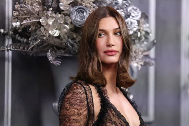 Hailey Bieber revela condición uterina que hizo su embarazo una sorpresa