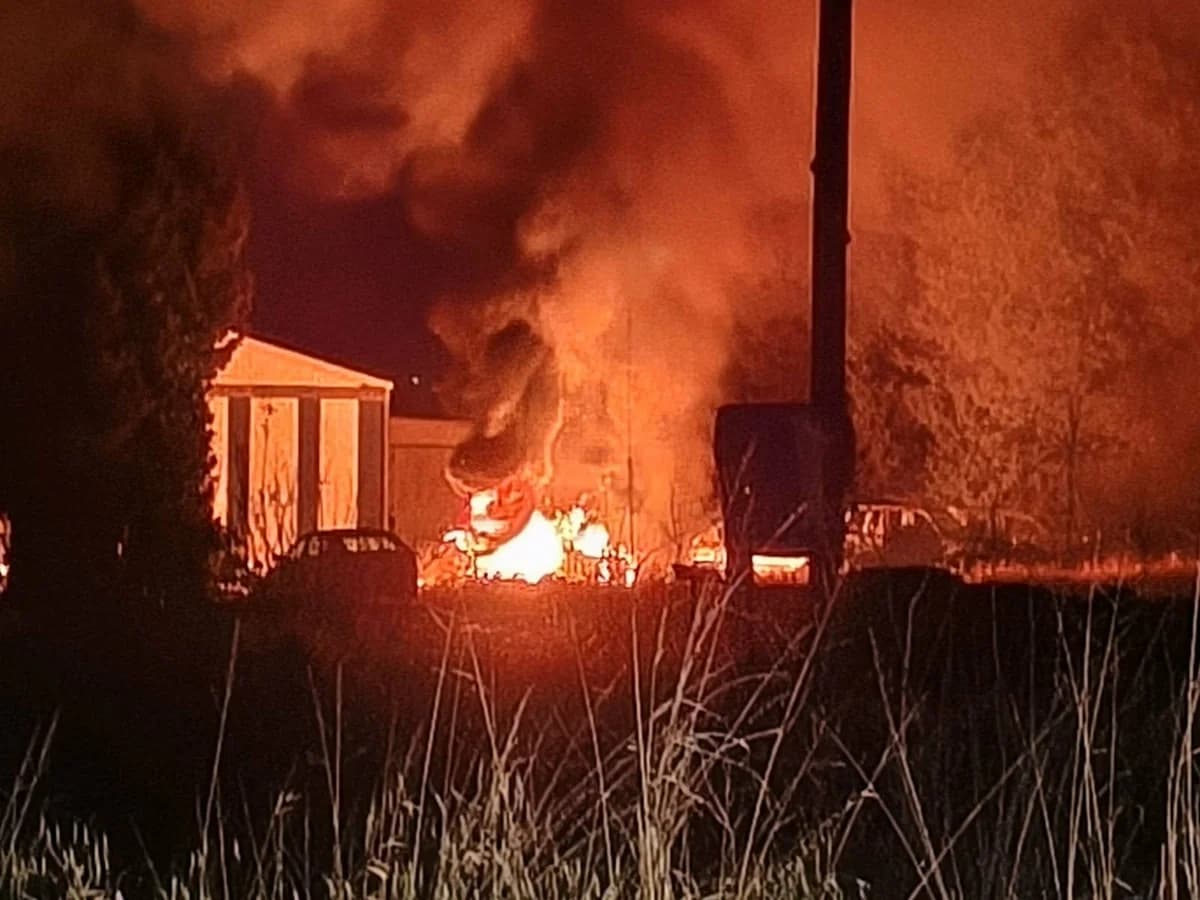 Autobrand in Reparaturwerkstatt in Paphos