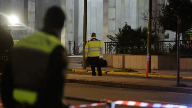 סודאני נעצר מחוץ למטה המשטרה באתונה עם רימונים