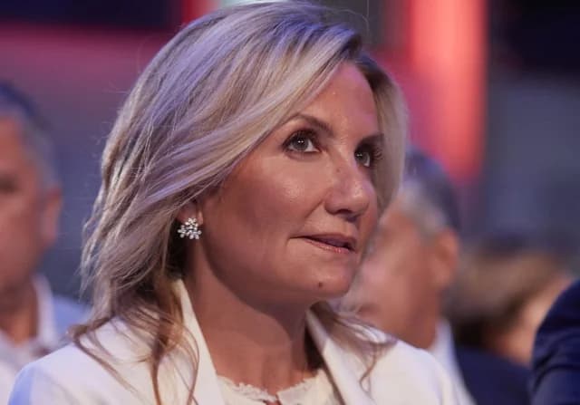Mareva Mitsotaki reacciona a noticias falsas sobre el viaje a Dubái de su hija Sofía