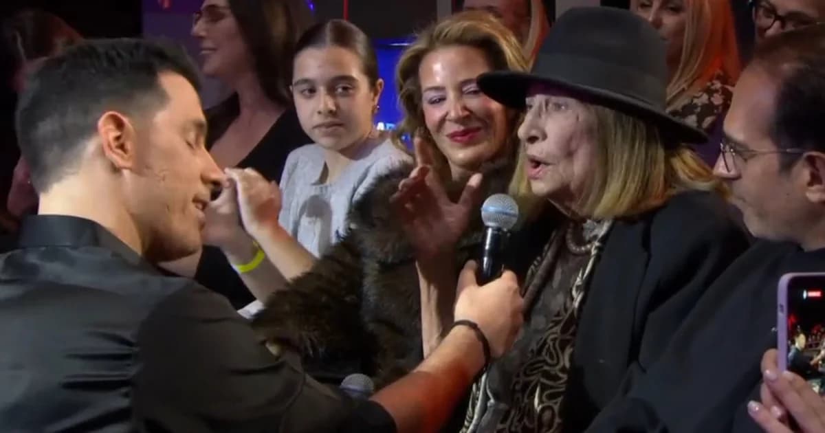 J2US: Emotivo dueto de Thodoris Ferris con su madre