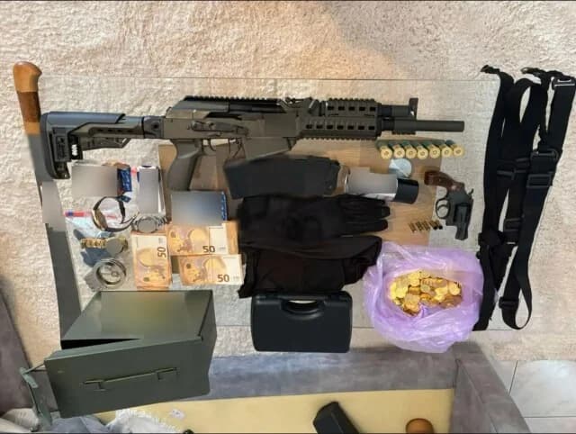 Λάρισα: Απάτη μαμούθ με χρυσές λίρες – Στα ίχνη της ισχυρής οικογένειας Ρομά το «ελληνικό FBI»