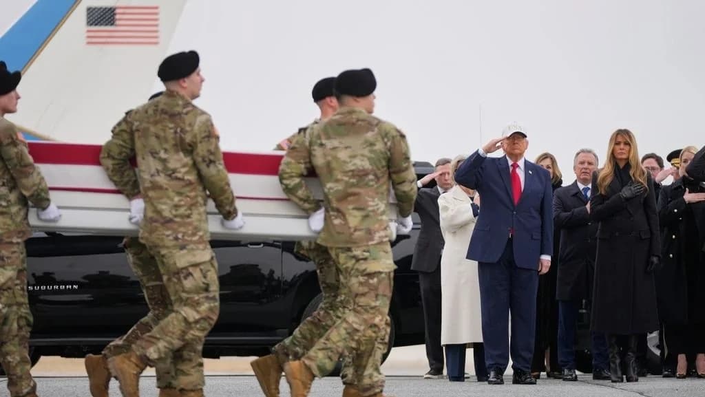 Trump empfängt sterbliche Überreste von Soldaten, die in Kuwait getötet wurden