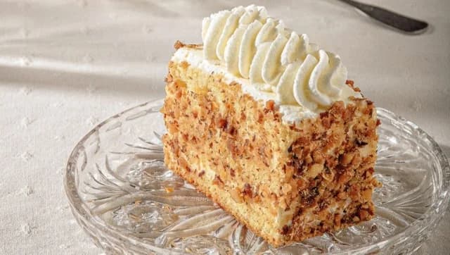 10 Retro Desserts That Marked an Era in Greek Confectioneries
