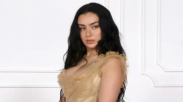 Charli XCX considera dejar la música por la actuación
