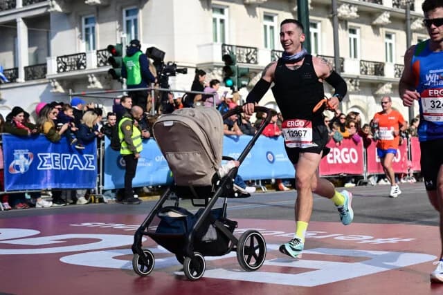 Athen Halbmarathon 2026: Läufer rennt mit Baby, ein anderer mit Hund