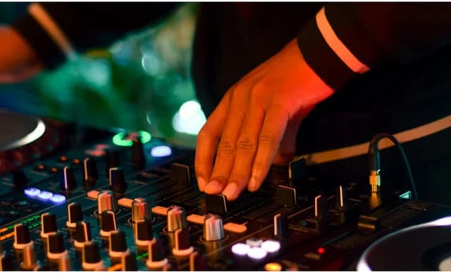 Zypriotischer DJ Andrew S kommt in den europäischen Wettbewerb