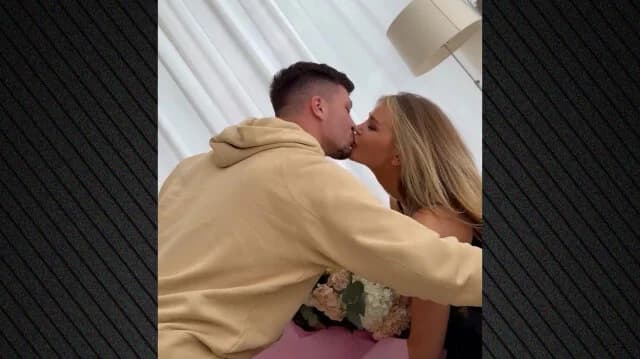 Luka Jović schenkt seiner Frau zum Frauentag einen Blumenstrauß