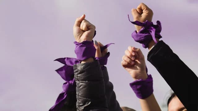 Фиолетовая лента: символ Международного женского дня