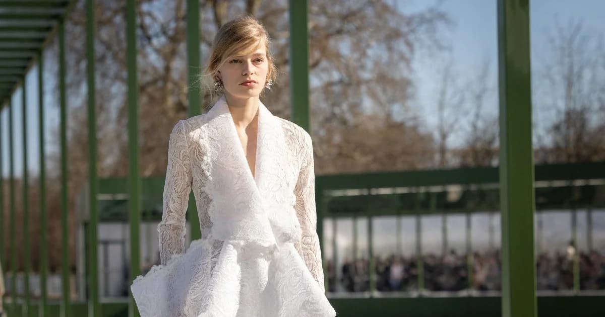 Dior AW2026: Возрождение нарочито небрежного шиньона