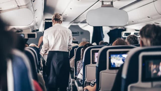 Azafata revela cómo se manejan a los pasajeros del 'Mile High Club'