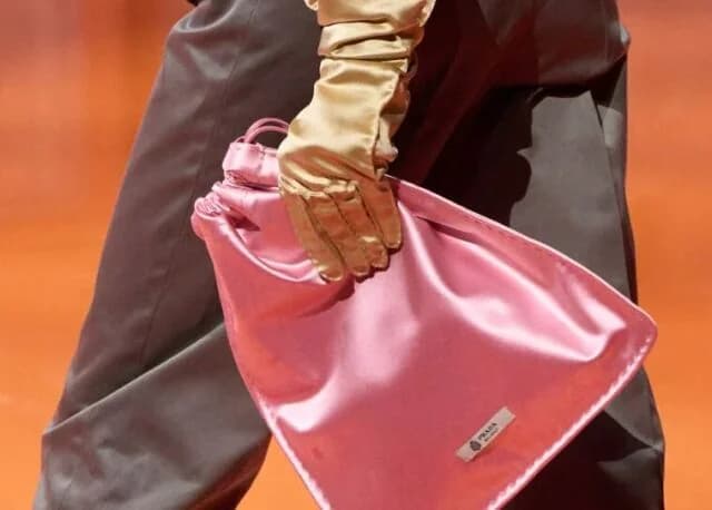 Der kleine Beutel: Der neue Taschen-Trend für Frühling 2026